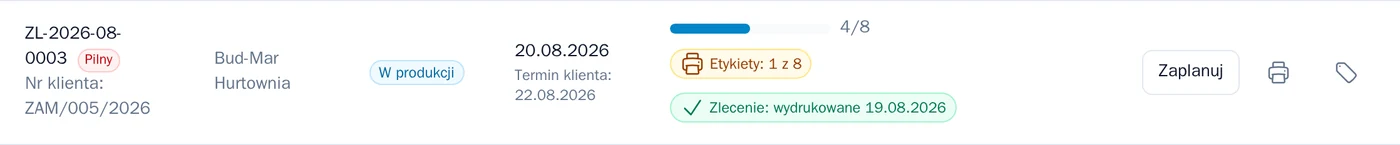Zbliżenie wiersza kolejki: numer zlecenia, priorytet, postęp 4 z 8 sztuk, znacznik „Etykiety 1 z 8” i data wydruku zlecenia.